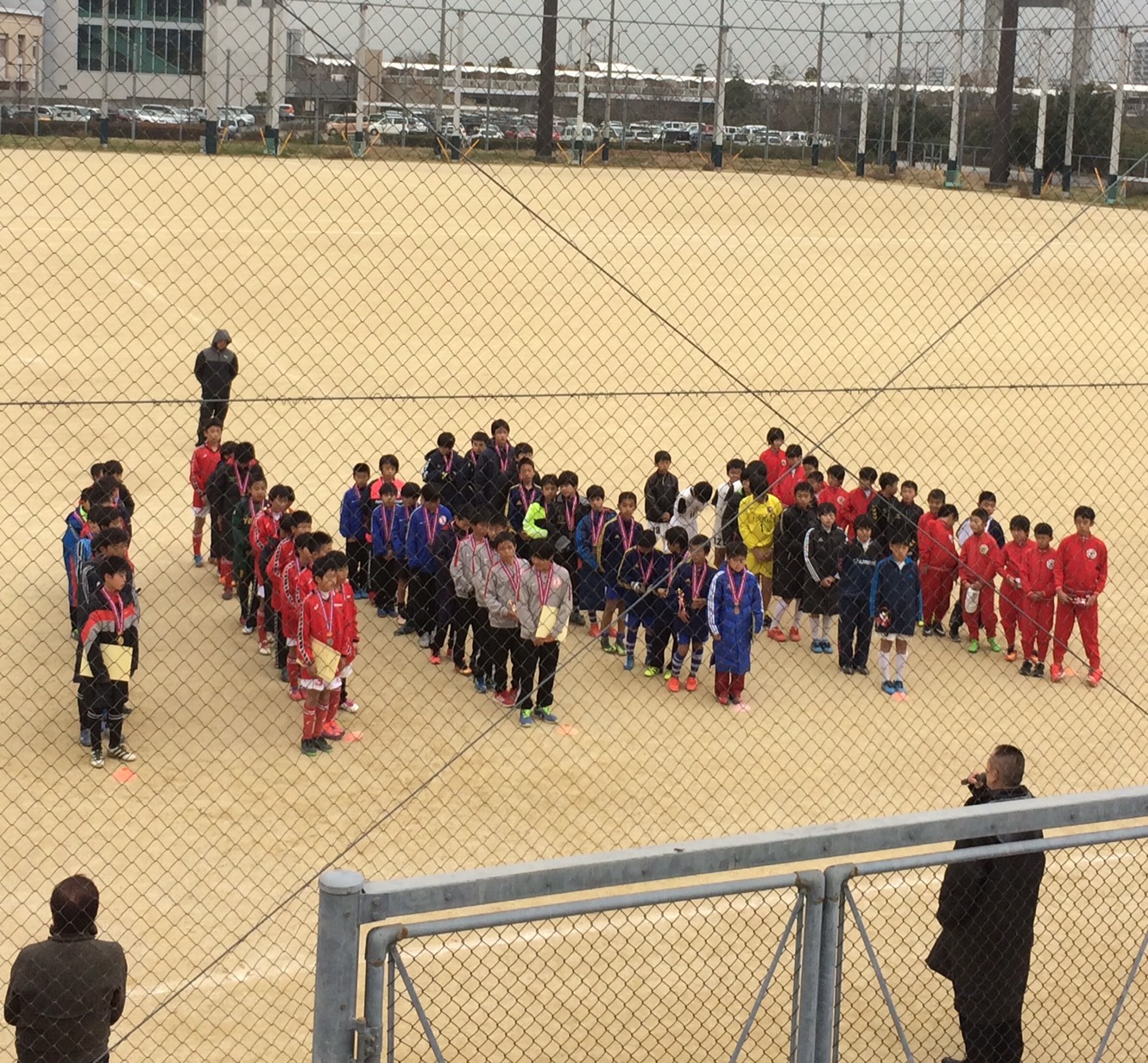 16年度 松山センチュリーライオンズクラブ杯 中予選手権大会u 12 優勝は石井東 優勝 第3位のチーム写真いただきました ジュニアサッカー News