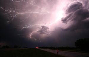 グラウンドで雷が鳴ったらこう動く！子どもに教えておきたい雷への対処法！