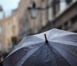 グラウンドで雷が鳴ったらこう動く！子どもに教えておきたい雷への対処法！