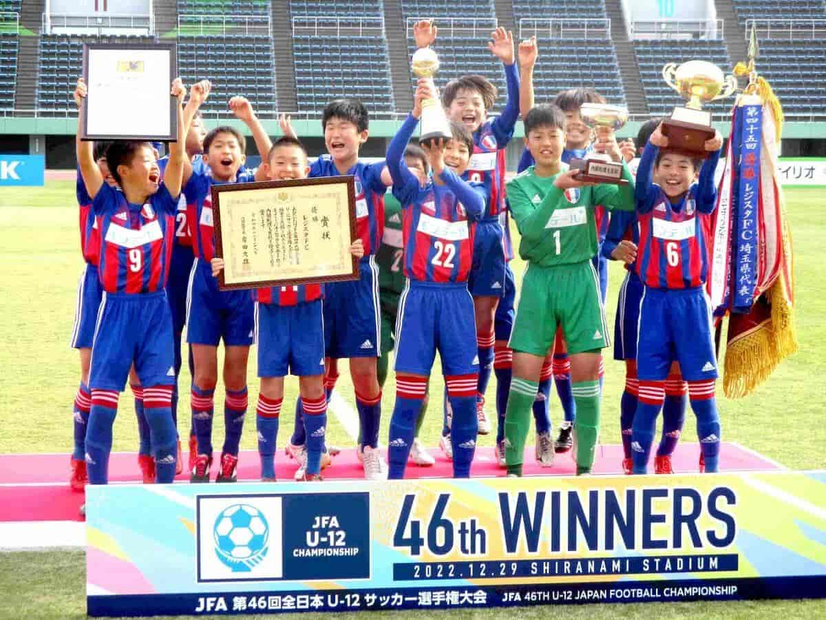 優勝 第3位チーム写真追加 特集記事追加 22年度 Jfa全日本u 12サッカー選手権 全国大会 鹿児島 優勝はレジスタfc 埼玉 連覇達成 全国8159チームの頂点に ジュニアサッカーnews